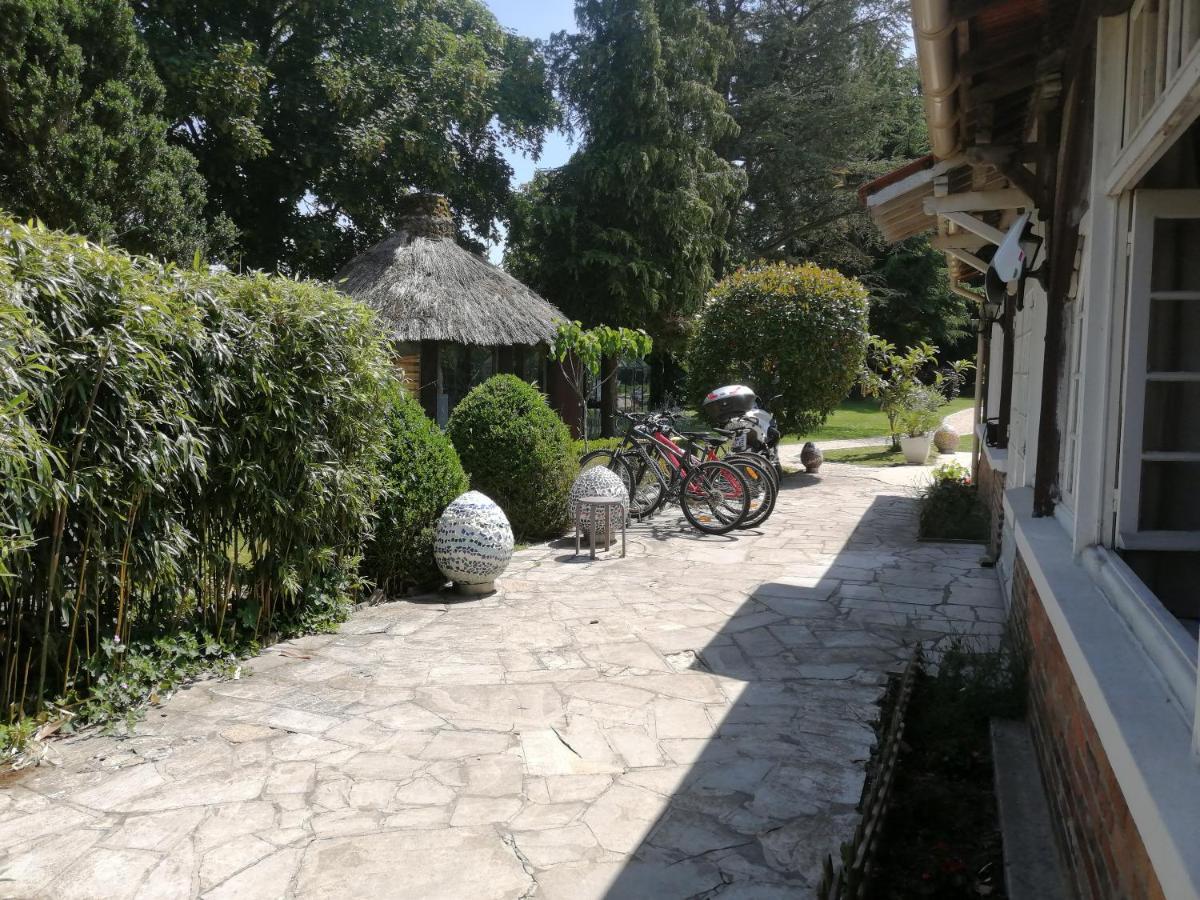 Les Pierres De Chevreuse Hotel Buitenkant foto